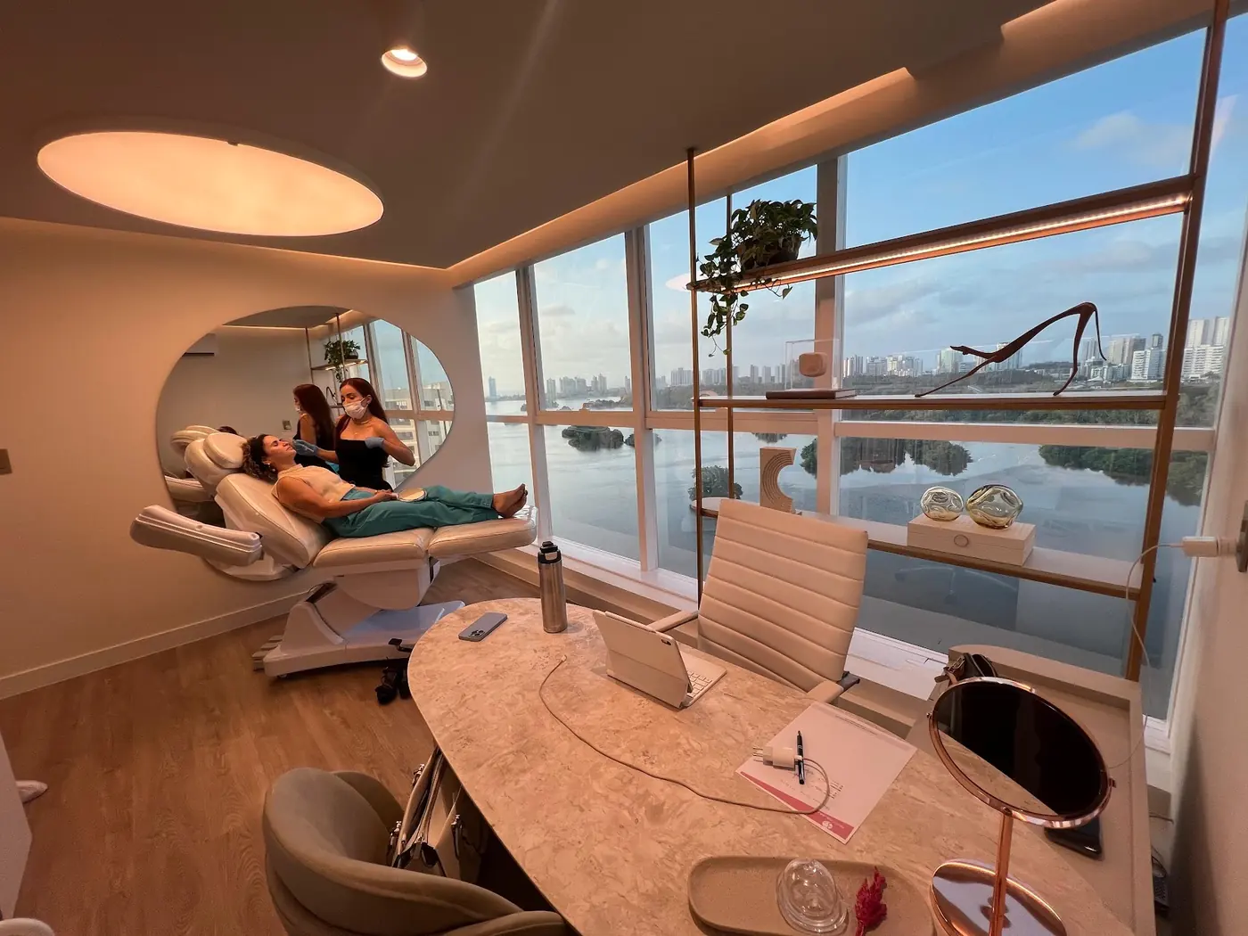 Sala de procedimentos com janela panorâmica para a lagoa